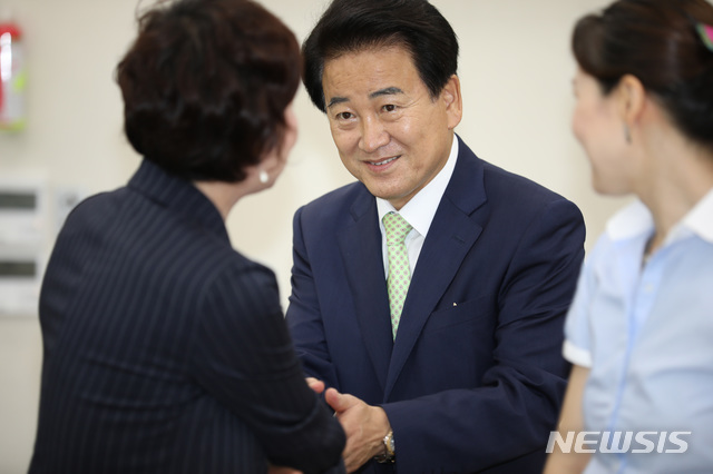 【서울=뉴시스】 박영태 기자 = 민주평화당 정동영 대표가 13일 오전 서울 여의도 국회에서 열린 한국여성유권자연맹 등 전국 7개 여성단체 대표들과 21대 국회의원선거 여성공천관련 간담회에서 참석자와 인사를 나누고 있다. 2019.08.13.(사진=민주평화당 제공)photo@newsis.com