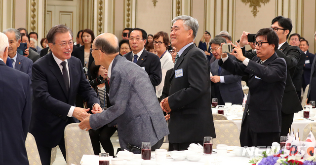 【서울=뉴시스】전신 기자 = 문재인 대통령이 13일 청와대 영빈관에서 열린 독립유공자 및 후손 초청 오찬에 입장하며 참석자들과 인사하고 있다. 2019.08.13.&nbsp; photo1006@newsis.com