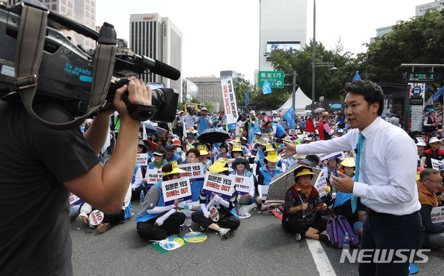 【서울=뉴시스】 김진아 기자 = 한국자유총연맹 관계자들이 13일 서울 종로구 동화면세점 앞에서 ’자유무역 파괴·경제침략 아베 정권 규탄대회’를 하자 일본 TV아사히에서 이를 취재하고 있다. 2019.08.13. bluesoda@newsis.com