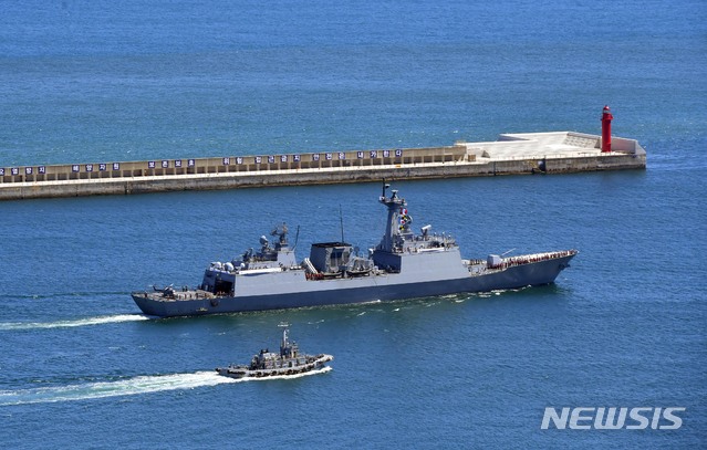 【부산=뉴시스】 하경민 기자 = 13일 오후 부산 남구 해군작전사령부 부두에서 청해부대 30진 강감찬함(DDH-979·4400t급)이 출항하고 있다. 함정 승조원을 비롯해 해군특수전전단(UDT/SEAL) 요원으로 구성된 검문검색대와 링스 해상작전헬기를 운용하는 항공대, 해병대·의무요원 등으로 구성된 경계·지원대 등 총 300여 명으로 편성된 청해부대 30진은 아덴만에서 작전을 수행 중인 29진 대조영함(4400t급)과 9월 초 임무를 교대한 이후 내년 2월 말까지 약 6개월 동안 우리 선박을 보호하는 임무 등을 수행할 예정이다. 청해부대 30진은 미국이 주도하는 호르무즈 해협 호위연합체에 참가할 지 관심이 쏠리고 있다. 2019.08.13. yulnetphoto@newsis.com