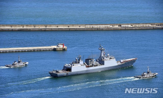 【부산=뉴시스】 하경민 기자 = 13일 오후 부산 남구 해군작전사령부 부두에서 청해부대 30진 강감찬함(DDH-979·4400t급)이 출항하고 있다. 함정 승조원을 비롯해 해군특수전전단(UDT/SEAL) 요원으로 구성된 검문검색대와 링스 해상작전헬기를 운용하는 항공대, 해병대·의무요원 등으로 구성된 경계·지원대 등 총 300여 명으로 편성된 청해부대 30진은 아덴만에서 작전을 수행 중인 29진 대조영함(4400t급)과 9월 초 임무를 교대한 이후 내년 2월 말까지 약 6개월 동안 우리 선박을 보호하는 임무 등을 수행할 예정이다. 청해부대 30진은 미국이 주도하는 호르무즈 해협 호위연합체에 참가할 지 관심이 쏠리고 있다. 2019.08.13. yulnetphoto@newsis.com