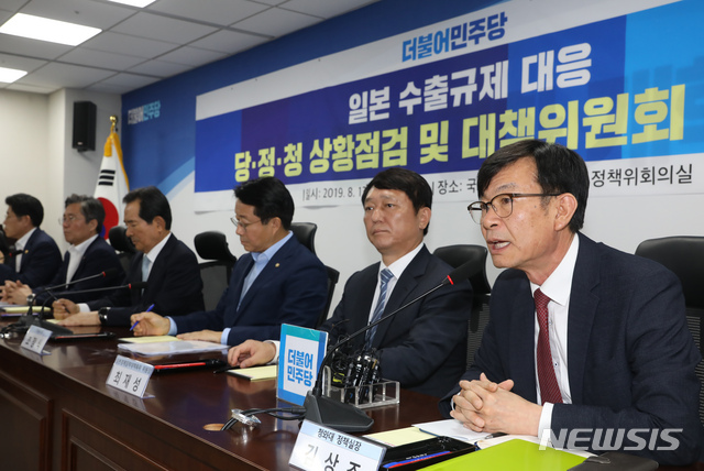 【서울=뉴시스】고승민 기자 = 13일 서울 여의도 국회 의원회관에서 열린 더불어민주당 일본 수출규제 대응 당정청 상황점검 및 대책위원회 1차 회의에서 김상조 청와대 정책실장이 발언하고 있다. 2019.08.13. kkssmm99@newsis.com