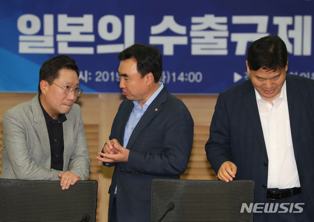 【서울=뉴시스】고승민 기자 = 13일 서울 여의도 국회 의원회관에서 민주당 정책위, 민주연구원 주최로 열린 일본 수출규제 대응 경제정책 간담회에서 양정철 민주연구원장과 윤관석 정책위 수석부의장이 대화하고 있다. 2019.08.13.kkssmm99@newsis.com