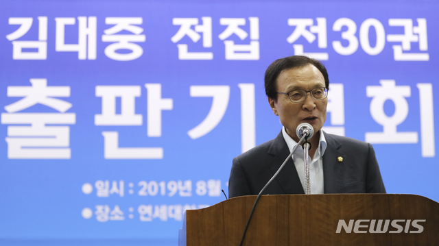 【서울=뉴시스】최진석 기자 = 이해찬 민주당 대표가 13일 서울 마포구 동교동 연세대학교 김대중도서관에서 열린 '김대중 전집 전30권 출판기념회'에 참석해 축사를 하고 있다. 2019.08.13.myjs@newsis.com