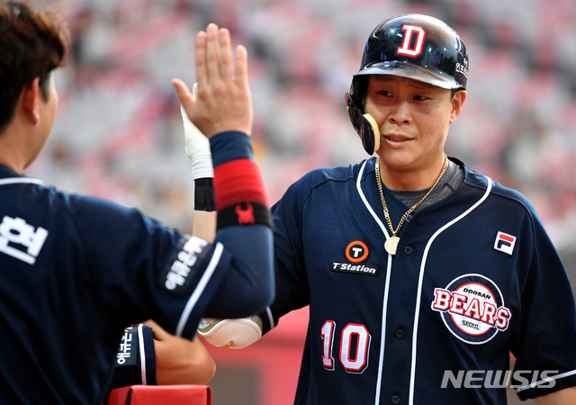 【광주=뉴시스】류형근 기자 = 13일 오후 광주 북구 광주-기아챔피언스필드에서 열린 2019프로야구 KIA 타이거즈 대 두산 베어스의 경기, 3회초 1사 상황 두산 8번타자 박세혁이 1점홈런을 치고 있다. 2019.08.13.  hgryu77@newsis.com