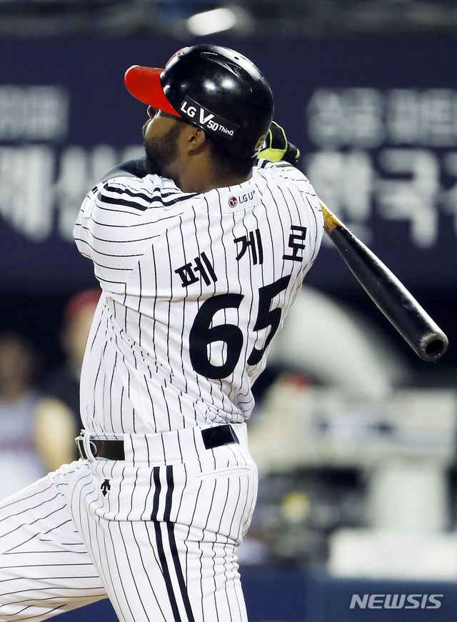 【서울=뉴시스】최동준 기자 = 13일 서울 잠실야구장에서 열린 2019 KBO 리그 키움 히어로즈 대 LG 트위스의 경기, 5회말 2사 만루 상황 LG 페게로가 만루 홈런을 치고 있다. 2019.08.13. photocdj@newsis.com