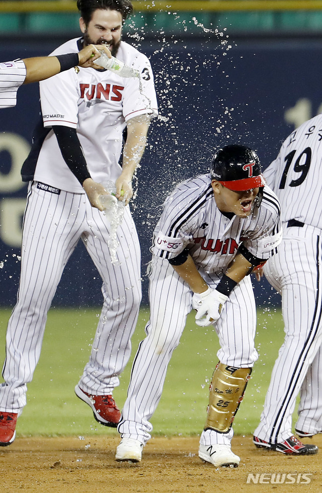【서울=뉴시스】최동준 기자 = 13일 서울 잠실야구장에서 열린 2019 KBO 리그 키움 히어로즈 대 LG 트위스의 경기, 9회말 1사 2루 상황 김민성이 끝내기 안타를 친 뒤 동료들에게 물세레를 받고 있다. 2019.08.13. photocdj@newsis.com