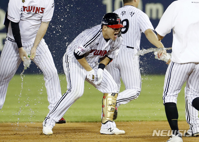 【서울=뉴시스】최동준 기자 = 13일 서울 잠실야구장에서 열린 2019 KBO 리그 키움 히어로즈 대 LG 트위스의 경기, 9회말 1사 2루 상황 김민성이 끝내기 안타를 친 뒤 물세레를 받고 있다. 2019.08.13. photocdj@newsis.com