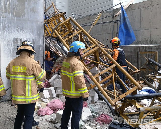 【속초=뉴시스】김경목 기자 = 강원 속초소방서 소방관들이 14일 오전 8시28분께 속초시 조양동 S 브랜드 신축 아파트 공사현장에서 작업자용 엘리베이터가 추락해 3명이 숨지고 2명이 중경상을 당한 인부들을 구조하고 있다. 2019.08.14. (사진=속초소방서 제공) photo＠newsis.com 