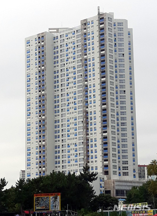 【속초=뉴시스】김경목 기자 = 14일 오전 8시28분께 강원도 속초시 조양동 S 브랜드 신축 아파트 공사현장에서 작업자용 엘리베이터가 추락해 인부 3명이 숨지고 1명이 중상, 2명이 경상자로 발생한 사고 현장의 신축 아파트. 2019.08.14. (사진=독자 제공) photo＠newsis.com&nbsp; 