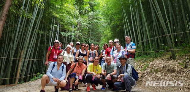  【담양=뉴시스】 송창헌 기자 = 광주세계마스터즈수영대회에 참가한 외국인 20여 명이 담양 죽녹원을 찾아 죽로차 체험과 죽림욕을 하면서 즐거운 한때를 보냈다고 담양군이 14일 밝혔다. 2019.08.14 (사진=담양군 제공)photo@newsis.com