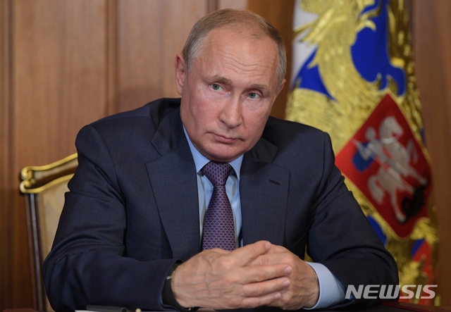 【크림=AP/뉴시스】 러시아 정부가 신형 미사일 엔진 폭발 후 방사성 물질이 유출됐던 마을을 주민들에 "집을 떠나라"며 소개령을 내렸다고 월스트리트저널(WSJ)이 13일(현지시간) 보도했다. 한편 러시아 인테르팍스 통신은 같은 날 소식통을 인용해 "뇨녹사 훈련장과 인근 마을을 시찰한 결과 방사능 수치는 정상이었다"고 보도했다. 사진은 13일 크림반도를 방문한 블라디미르 푸틴 러시아 대통령. 2019.8.14.