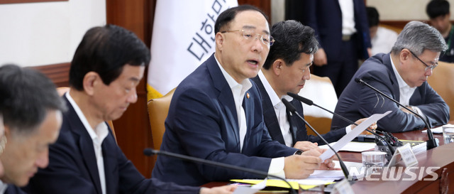 【서울=뉴시스】박주성 기자 = 홍남기 경제부총리 겸 기획재정부 장관이 14일 오전 서울 세종로 정부서울청사에서 열린 '제21차 경제활력대책회의'에서 모두발언을 하고 있다. 2019.08.14.&nbsp; park7691@newsis.com