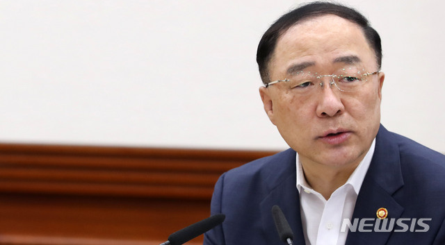 【서울=뉴시스】박주성 기자 = 홍남기 경제부총리 겸 기획재정부 장관이 14일 오전 서울 세종로 정부서울청사에서 열린 '제21차 경제활력대책회의'에서 모두발언을 하고 있다. 2019.08.14.&nbsp; park7691@newsis.com