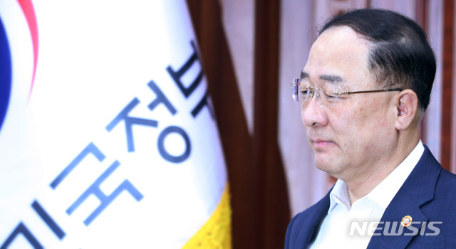 【서울=뉴시스】박주성 기자 = 홍남기 경제부총리 겸 기획재정부 장관이 14일 오전 서울 세종로 정부서울청사에서 열린 '제21차 경제활력대책회의'에 참석하고 있다. 2019.08.14. park7691@newsis.com