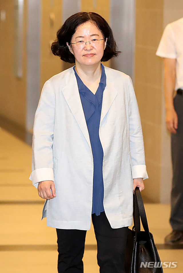 【서울=뉴시스】추상철 기자 =조성욱 공정거래위원장 후보자가 14일 오전 서울 중구 한국공정거래조정원에 마련된 청문회 준비사무실로 출근하고 있다. 2019.08.14. scchoo@newsis.com