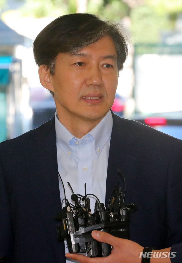 【서울=뉴시스】배훈식 기자 = 조국 법무부 장관 후보자가 14일 오전 인사청문회 준비 사무실이 마련된 서울 종로구 사직로 적선현대빌딩으로 출근하던 중 취재진의 질문에 답하고 있다. 2019.08.14.&nbsp; dahora83@newsis.com