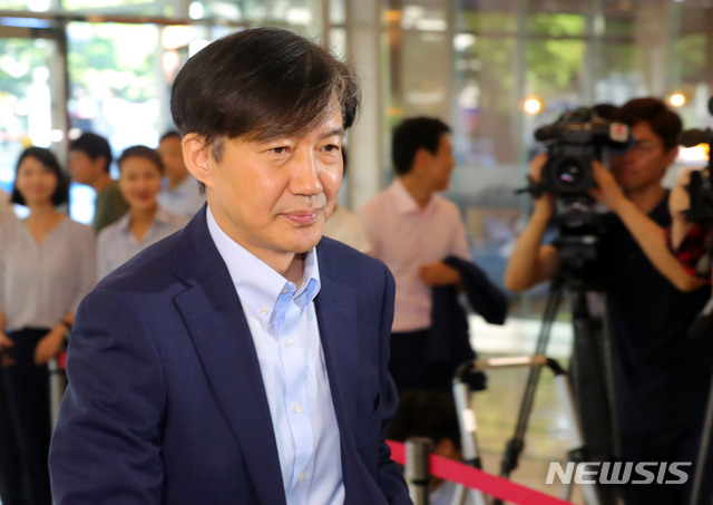 【서울=뉴시스】배훈식 기자 = 조국 법무부 장관 후보자가 14일 오전 인사청문회 준비 사무실이 마련된 서울 종로구 사직로 적선현대빌딩으로 출근하고 있다. 2019.08.14.&nbsp; dahora83@newsis.com