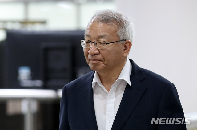 【서울=뉴시스】이영환 기자 = 양승태 전 대법원장이 14일 오전 서울 서초구 서울중앙지방법원에서 열린 직권남용 권리행사 방해 등 혐의 관련 23차 공판에 출석하고 있다. 2019.08.14. 20hwan@newsis.com