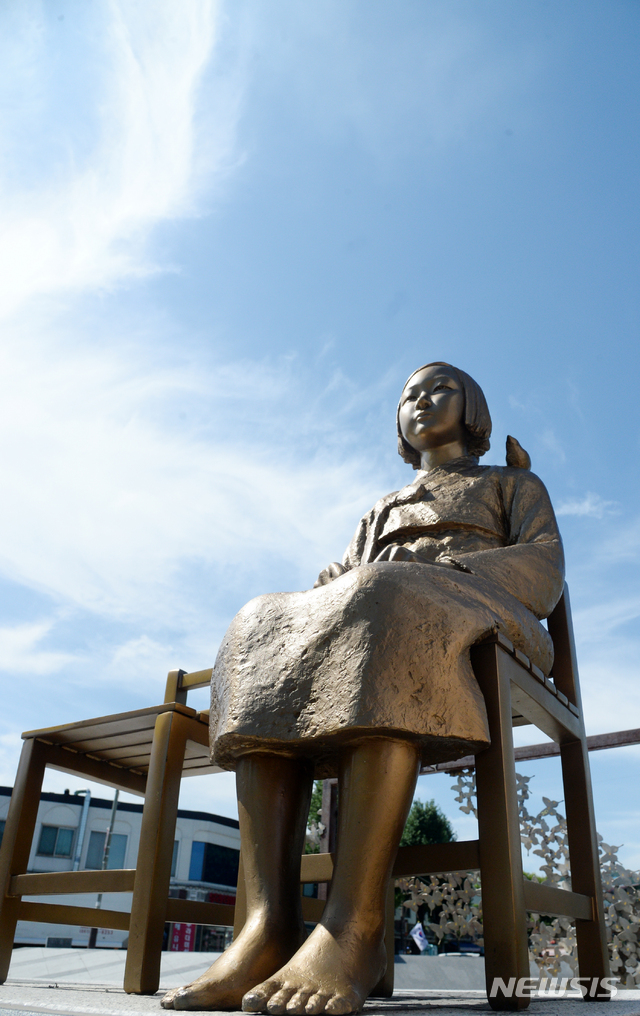 【전주=뉴시스】 김얼 기자= 지난달 14일 전북 전주시 풍남문광장에 설치된 소녀상 모습. 2019.08.14.pmkeul@newsis.com