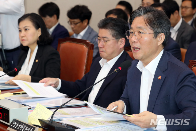 【서울=뉴시스】 박영태 기자 = 14일 오전 서울 여의도 국회에서 열린 산업통상자원중소벤처기업위원회 전체회의에서 성윤모 산업통상자원부 장관이 의원 질의에 답변하고 있다. 2019.08.14.since1999@newsis.com