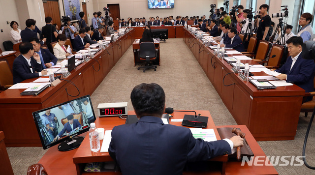 【서울=뉴시스】 박영태 기자 = 14일 오전 서울 여의도 국회에서 열린 산업통상자원중소벤처기업위원회 전체회의를 이종구 위원장이 주재하고 있다. 2019.08.14. since1999@newsis.com