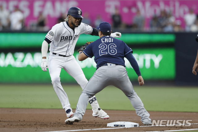 【샌디에이고=AP/뉴시스】템파베이 레이스의 최지만(오른쪽)이 13일(현지시간) 미 캘리포니아주 샌디에이고 펫코파크에서 열린 2019 메이저리그 파드레스와의 경기에서 1회 수비하고 있다.최지만은 1루수 5번 타자로 선발 출전해 2회와 3회에 2루타를 기록했으며 4-4로 맞선 7회 초에는 2점 홈런을 치며 지난해 10개였던 자신의 최다 홈런을 넘어섰다. 탬파베이는 8회 초 현재 7-4로 앞서가고 있다. 2019.08.14.