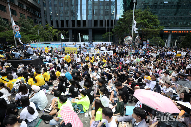 【서울=뉴시스】김선웅 기자 = 일본군 '위안부' 피해자 기림의 날인 14일 오후 서울 종로구 옛 일본대사관 앞에서 1400회 일본군 성노예제 문제해결을 위한 수요시위가 열리고 있다. 2019.08.14.  mangusta@newsis.com 