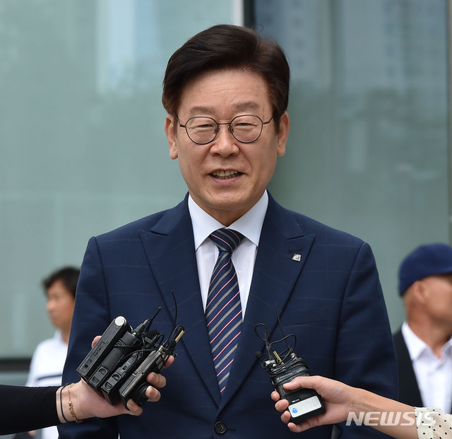 【수원=뉴시스】 김종택 기자 = 직권남용과 공직선거법 위반혐의로 재판에 넘겨져 1심에서 무죄를 선고받은 이재명 경기도지사가 14일 오후 경기도 수원시 영통구 수원고등법원에서 열린 항소심 결심공판에 출석하고 있다. 2019.08.14. semail3778@naver.com