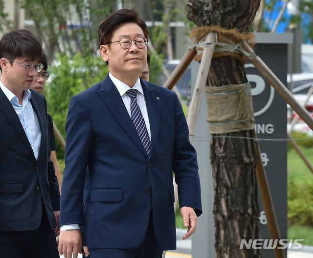 【수원=뉴시스】 김종택 기자 = 직권남용과 공직선거법 위반혐의로 재판에 넘겨져 1심에서 무죄를 선고받은 이재명 경기도지사가 14일 오후 경기도 수원시 영통구 수원고등법원에서 열린 항소심 결심공판에 출석하고 있다. 2019.08.14. semail3778@naver.com