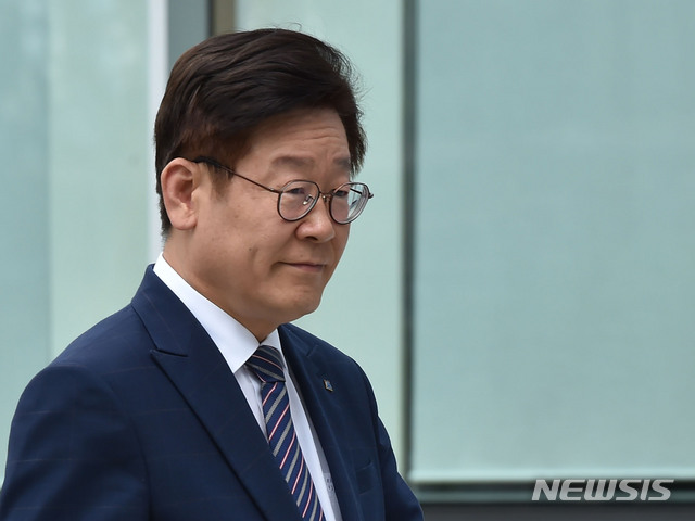 【수원=뉴시스】 김종택 기자 = 직권남용과 공직선거법 위반혐의로 재판에 넘겨져 1심에서 무죄를 선고받은 이재명 경기도지사가 14일 오후 경기도 수원시 영통구 수원고등법원에서 열린 항소심 결심공판에 출석하고 있다. 2019.08.14. semail3778@naver.com