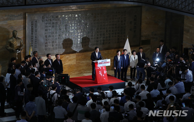 【서울=뉴시스】고승민 기자 = 자유한국당 황교안 대표가 14일 서울 여의도 국회에서 대국민 담화를 하고 있다. 2019.08.14.kkssmm99@newsis.com