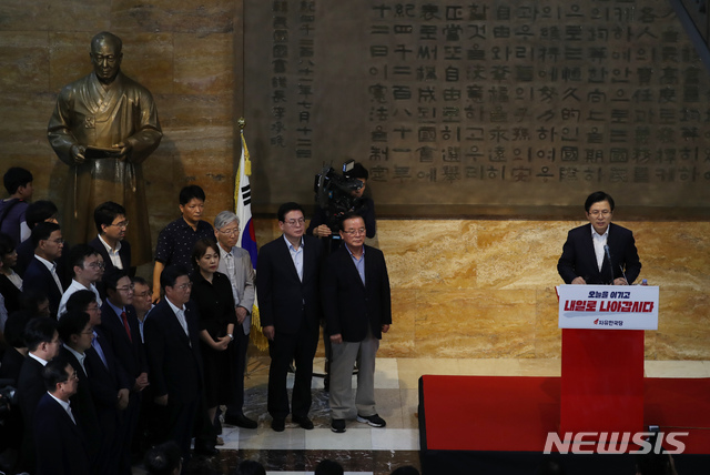 【서울=뉴시스】고승민 기자 = 자유한국당 황교안 대표가 14일 서울 여의도 국회에서 대국민 담화를 하고 있다. 2019.08.14.kkssmm99@newsis.com