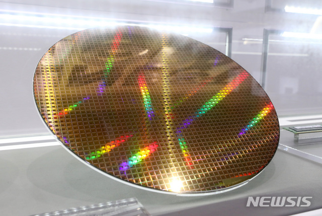 【서울=뉴시스】이영환 기자 = 서울 서초구 삼성 딜라이트샵에 전시되어 있는 반도체 패브리케이티드 웨이퍼. 2019.08.14. 이 사진은 기사와 직접적인 관련 없음.&nbsp;&nbsp; 20hwan@newsis.com