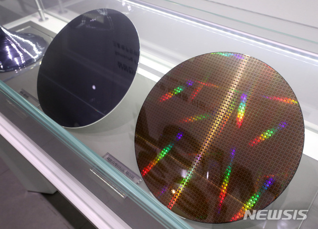 【서울=뉴시스】이영환 기자 = 한국은행이 14일 발표한 7월 수출입물가지수에 따르면 수출물가지수는 100.56(2015=100)으로 전월보다 0.2% 하락했다. 국제유가의 일시적 반등으로 석탄·석유제품의 수출가격이 상승했음에도 D램, 프래시 메모리, 시스템 반도체 등 반도체 수출물가가 전월대비 5.9% 하락한 영향이다. 사진은 이날 오후 서울 서초구 삼성 딜라이트샵에 전시되어 있는 반도체 패브리케이티드 웨이퍼. 2019.08.14.&nbsp; 20hwan@newsis.com