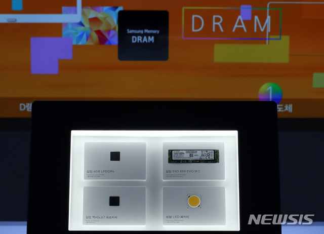 【서울=뉴시스】이영환 기자 = 한국은행이 14일 발표한 7월 수출입물가지수에 따르면 수출물가지수는 100.56(2015=100)으로 전월보다 0.2% 하락했다. 국제유가의 일시적 반등으로 석탄·석유제품의 수출가격이 상승했음에도 D램, 프래시 메모리, 시스템 반도체 등 반도체 수출물가가 전월대비 5.9% 하락한 영향이다. 사진은 이날 오후 서울 서초구 삼성 딜라이트샵에 전시되어 있는 D램, 낸드 플래시, 모바일AP, LED 조명. 2019.08.14.&nbsp; 20hwan@newsis.com