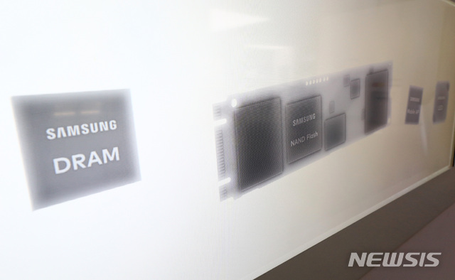 【서울=뉴시스】이영환 기자 = 한국은행이 14일 발표한 7월 수출입물가지수에 따르면 수출물가지수는 100.56(2015=100)으로 전월보다 0.2% 하락했다.국제유가의 일시적 반등으로 석탄·석유제품의 수출가격이 상승했음에도 D램, 프래시 메모리, 시스템 반도체 등 반도체 수출물가가 전월대비 5.9% 하락한 영향이다.사진은 이날 오후 서울 서초구 삼성 딜라이트샵에 전시되어 있는 D램, 낸드 플래시, 모바일AP, LED 조명. 2019.08.14. 20hwan@newsis.com