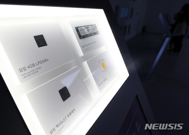 【서울=뉴시스】이영환 기자 = 한국은행이 14일 발표한 7월 수출입물가지수에 따르면 수출물가지수는 100.56(2015=100)으로 전월보다 0.2% 하락했다.국제유가의 일시적 반등으로 석탄·석유제품의 수출가격이 상승했음에도 D램, 프래시 메모리, 시스템 반도체 등 반도체 수출물가가 전월대비 5.9% 하락한 영향이다.사진은 이날 오후 서울 서초구 삼성 딜라이트샵에 전시되어 있는 D램, 낸드 플래시, 모바일AP, LED 조명. 2019.08.14. 20hwan@newsis.com