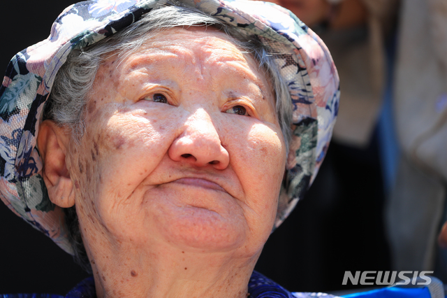 【서울=뉴시스】김선웅 기자 = 1400회를 맞은 ‘일본군 성노예제 문제 해결을 위한 수요시위’가 14일 서울 종로구 일본대사관 인근 소녀상 옆에서 시민들이 참석한 가운데 열리고 있다. 사진은 집회 참석한 길원옥 할머니. 2019.08.14. photo@newsis.com