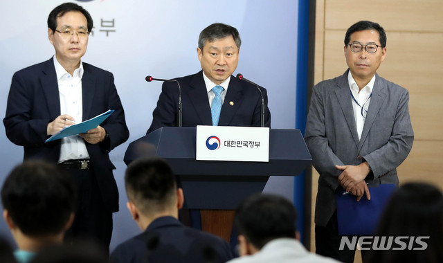 【서울=뉴시스】추상철 기자 =박백범 교육부 차관이 14일 오후 서울 종로구 정부서울청사에서 '2021년 대학 기본역량 진단 기본계획'을 발표하고 있다. 2019.08.14.&nbsp; scchoo@newsis.com