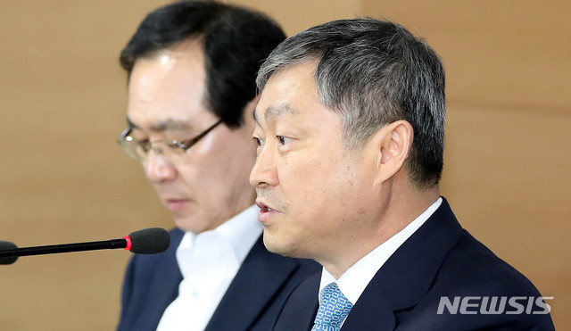 【서울=뉴시스】추상철 기자 =박백범 교육부 차관이 14일 오후 서울 종로구 정부서울청사에서 '2021년 대학 기본역량 진단 기본계획'을 발표한 후 취재진의 질문에 답변하고 있다. 2019.08.14. scchoo@newsis.com