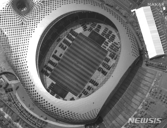 【선전(중 광둥성)=AP/뉴시스】12일 AP통신이 입수한 위성사진으로, 중국 광둥성 선전시 한 운동장에 차량이 집결해 있는 모습을 담고 있다. 2019.08.14 