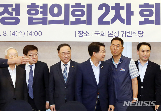 【서울=뉴시스】이종철 기자 = 14일 서울 여의도 국회에서 열린 여야 5당 참여 일본수출규제대책 민관정협의회 2차회의에 김주영 한국노총 위원장(오른쪽에서 두번째)이 참석하고 있다. 이날 회의에는 조정식 더불어민주당 정책위의장, 정진석 자유한국당 일본수출규제특위위원장, 채이배 바른미래당 정책위의장, 윤영일 민주평화당 정책위의장, 박원석 정의당 정책위의장, 홍남기 경제부총리 겸 기획재정부 장관, 강경화 외교부 장관, 정승일 산업통상자원부 차관, 김상조 대통령 비서실 정책실장, 김영주 무역협회 회장, 박용만 대한상공회의소 회장, 손경식 한국경영자총협회 회장, 강호갑 한국중견기업연합회 회장, 박순황 중소기업중앙회 비상근부회장이 참석했다. 2019.08.14.&nbsp; jc4321@newsis.com