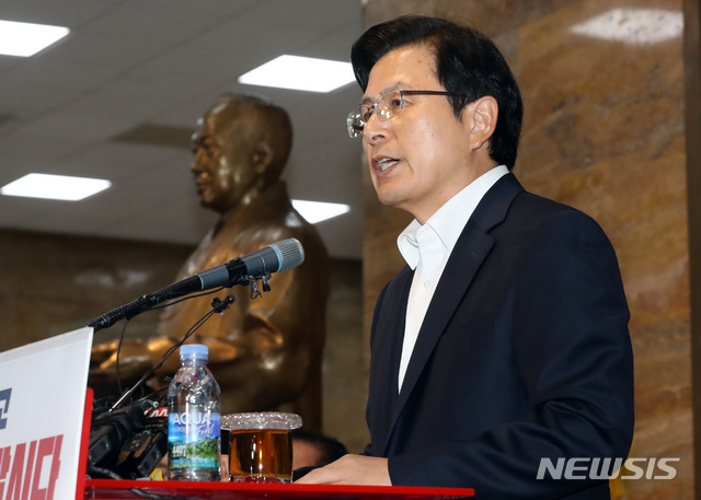 【서울=뉴시스】 박영태 기자 = 황교안 자유한국당 대표가 14일 오후 서울 여의도 국회 로텐더홀에서 ‘오늘을 이기고 내일로 나아갑시다’ 대국민 담화 발표를 하고 있다. 2019.08.14. since1999@newsis.com