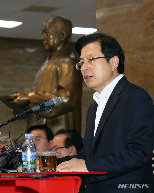 【서울=뉴시스】 박영태 기자 = 황교안 자유한국당 대표가 14일 오후 서울 여의도 국회 로텐더홀에서 ‘오늘을 이기고 내일로 나아갑시다’ 대국민 담화 발표를 하고 있다. 2019.08.14. since1999@newsis.com