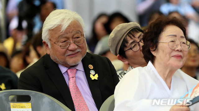 【서울=뉴시스】추상철 기자 =일본군 위안부 피해자 기림의 날 기념식 및 서울 기림비 제막식이 열린 14일 오후 서울 용산구 남산 회현자락 옛 조선신궁터(서울교육청교육연구정보원 마당) 앞에서 위안부 결의안 통과를 주도한 마이크 혼다 전 미국 하원의원이 참석해 있다. 2019.08.14. scchoo@newsis.com