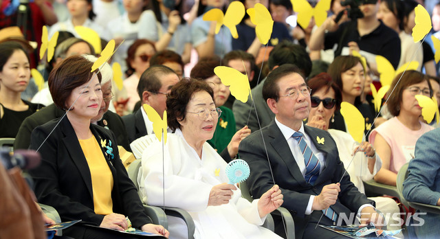 【서울=뉴시스】추상철 기자 =일본군 위안부 피해자 기림의 날 기념식 및 서울 기림비 제막식이 열린 14일 오후 서울 용산구 남산 회현자락 옛 조선신궁터(서울교육청교육연구정보원 마당) 앞에서 진선미 여성가족부 장관과 위안부 피해 이용수 할머니, 박원순 서울시장이 참석해 있다. 2019.08.14.  scchoo@newsis.com