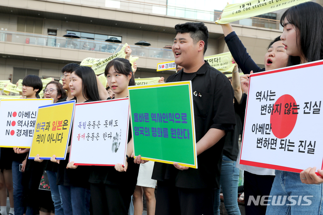 【서울=뉴시스】서울 성동구는 지난 14일 오후 왕십리광장 평화의 소녀상 앞에서 '역사울림 성동' 주관으로 '평화의 소녀상 되기' 퍼포먼스를 열었다고 15일 밝혔다. 청소년들이 "내가 소녀상이다" 퍼포먼스 피켓홍보를 하고 있다. 2019.08.15. (사진=성동구 제공)