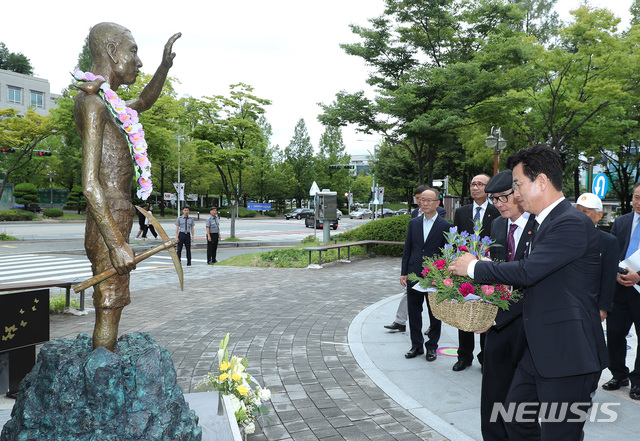 【대전=뉴시스】조명휘 기자 = 허태정(오른쪽) 대전시장이 15일 제74주년 광복절을 맞아 광복회원 등과 서구 보라매공원에 조성된 강제징용노동자상에 헌화를 하고 있다. 2019.08.15. (사진= 대전시 제공) photo@newsis.com