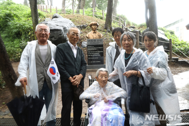 【울산=뉴시스】안정섭 기자 = 15일 오전 울산 동구 화정공원에서 지역 출신 독립운동가인 고(故) 서진문 선생 흉상 제막식을 개최된 가운데 서진문 선생 유족들이 흉상 앞에서 기념촬영을 하고 있다. 2019.08.15. (사진=울산 동구 제공)photo@newsis.com